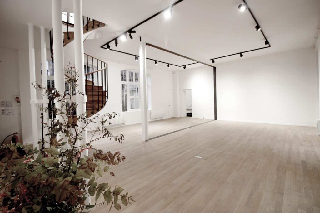Flexible white gallery with industrial accents - Event space in Paris