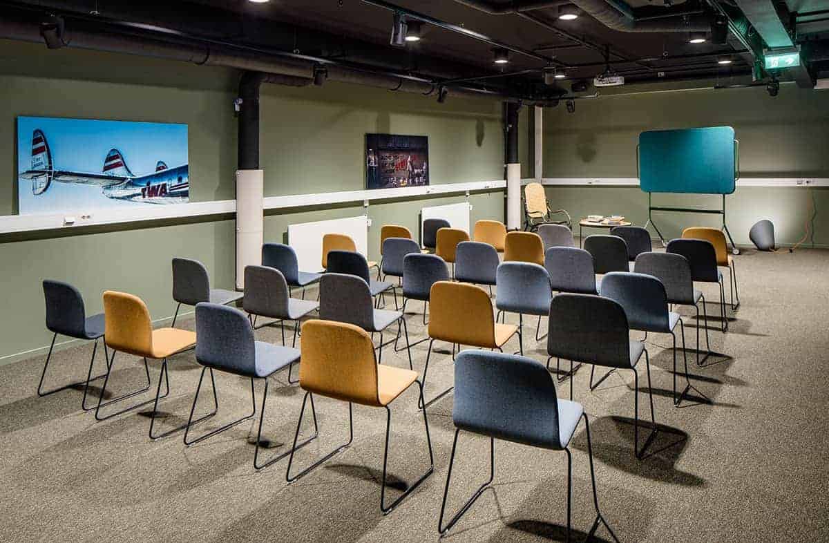 Spacious meeting room for creative encounters