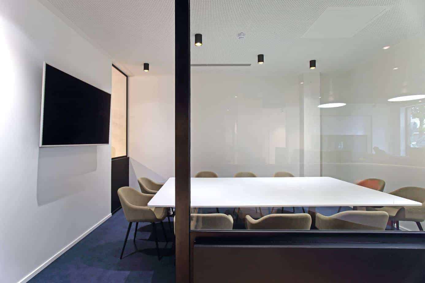 White and sleek meeting room with soft undertone