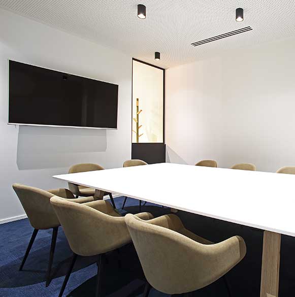 White and sleek meeting room with soft undertone