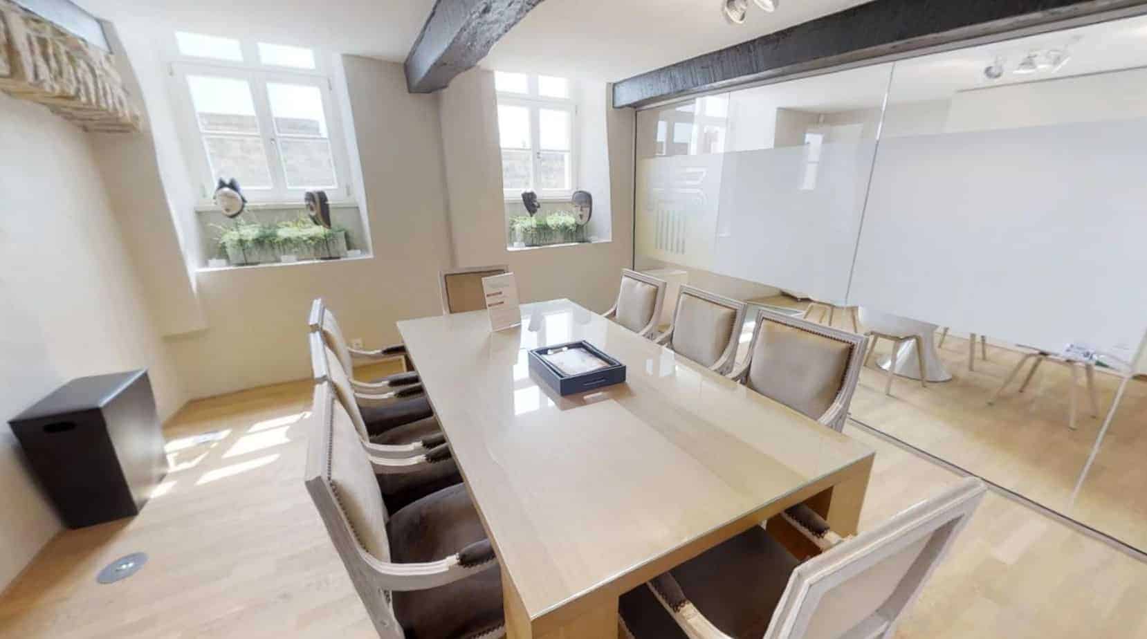 Intimate meeting room with robust features