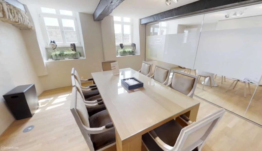Intimate meeting room with robust features