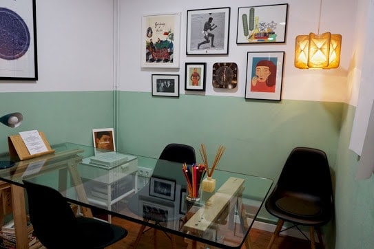 Cosy and colourful mini meeting room