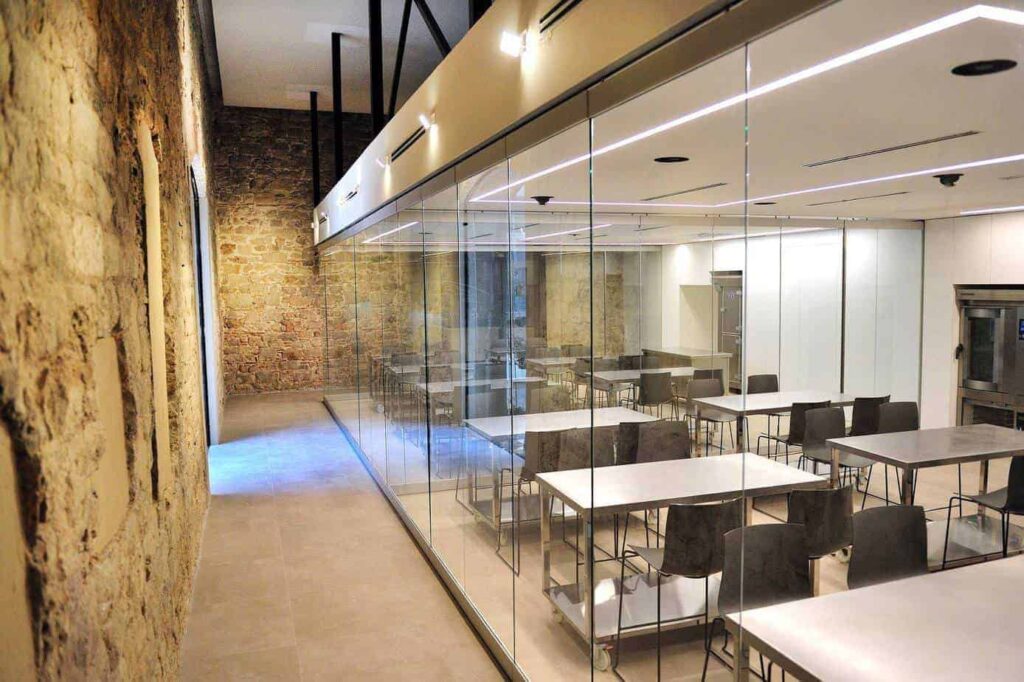 Glass meeting room with special equipment for workshops