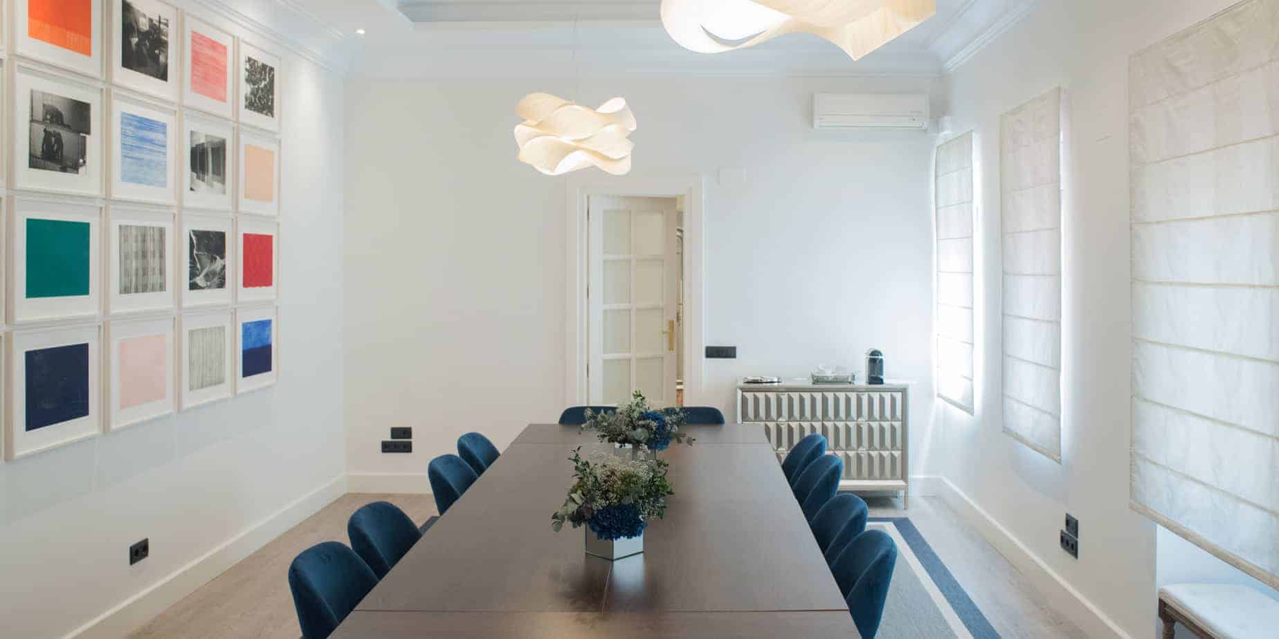 Luminous boardroom with color accents in Salamanca district