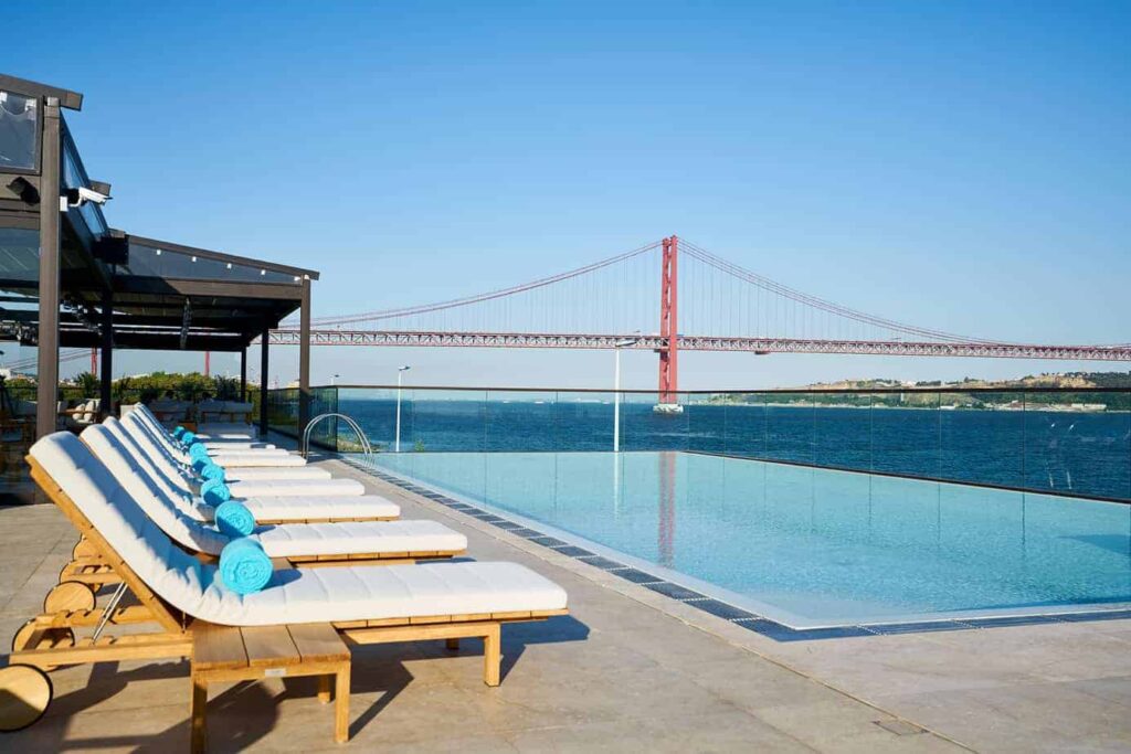 Unique pool venue overlooking the Tagus
