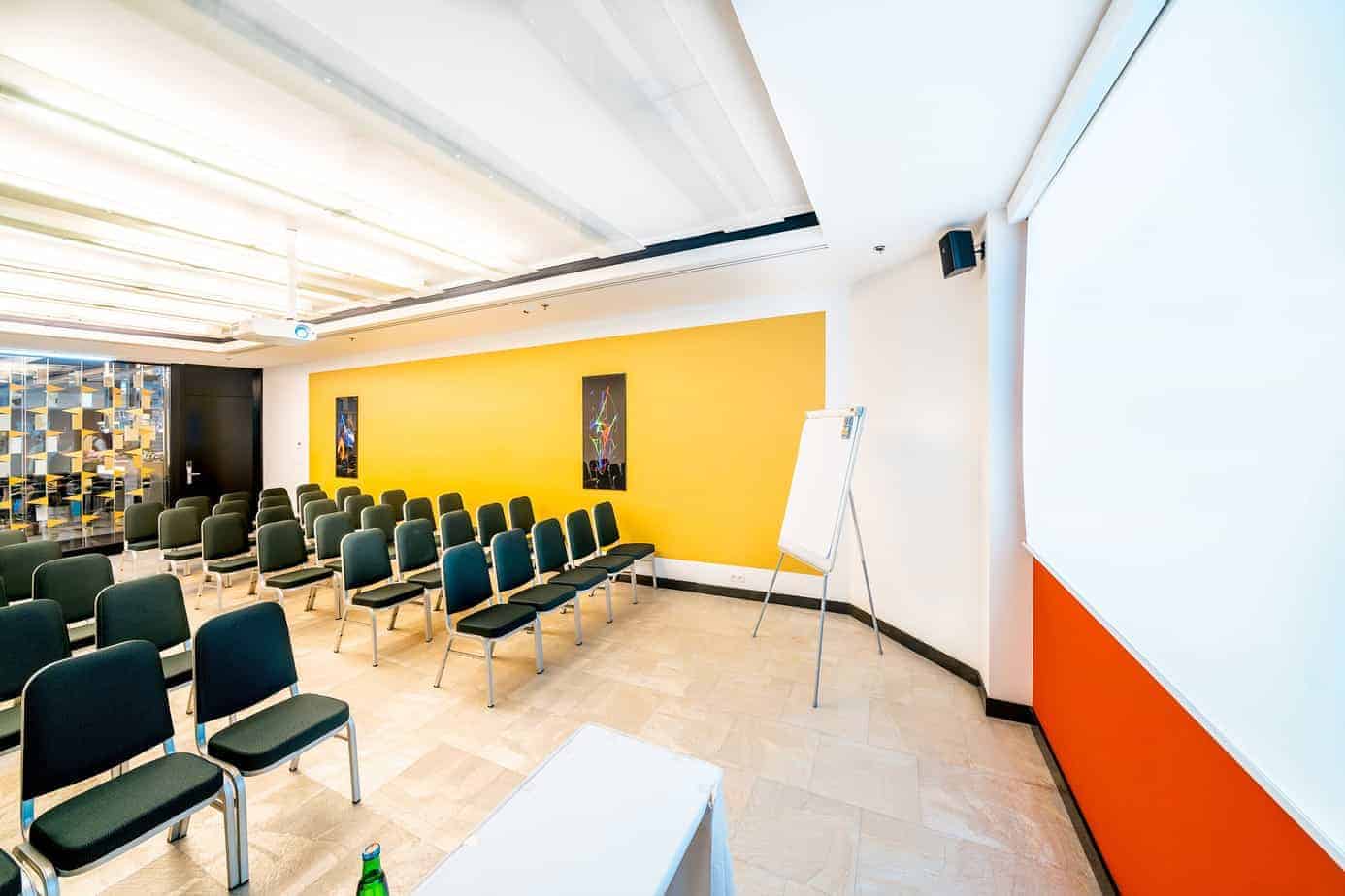 Luxurious flexible space for small meetings