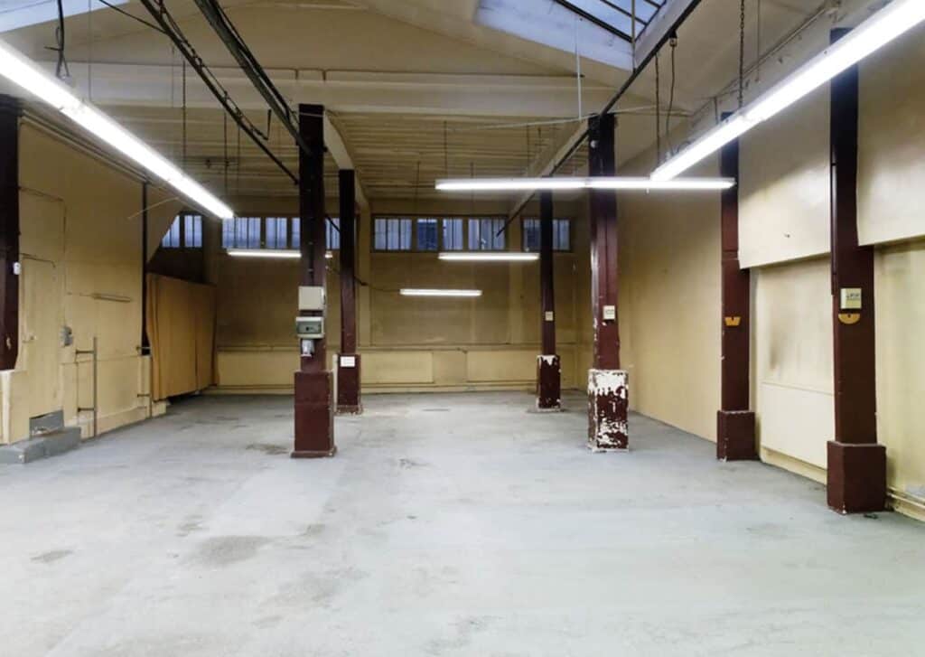 Former sewing workshop for events featuring a raw industrial style.