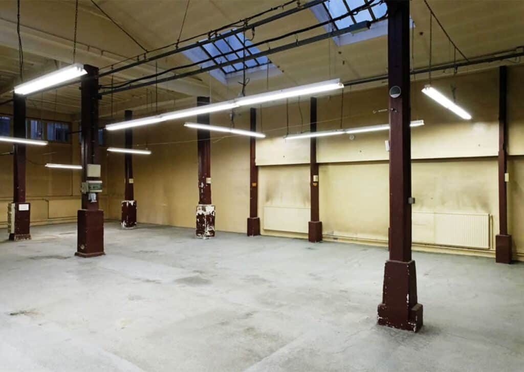 Former sewing workshop for events featuring a raw industrial style.