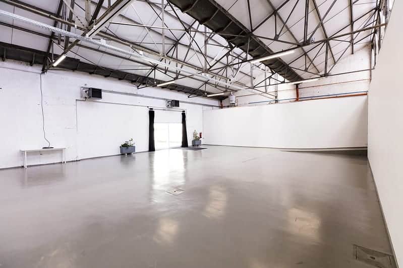 Multipurpose white venue with an industrial character filled with tons of natura light.