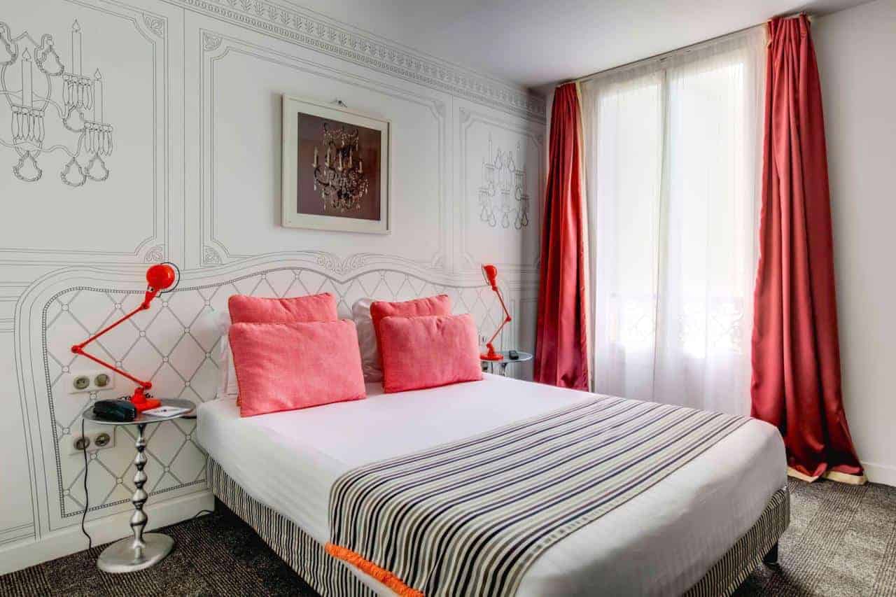 Elegant accommodation with stylish rooms in Paris. Hotel for business trips.