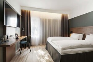 Stylish hotel with an uncluttered Nordic design. Rooms decorated with wood materials and calm colours on the walls.