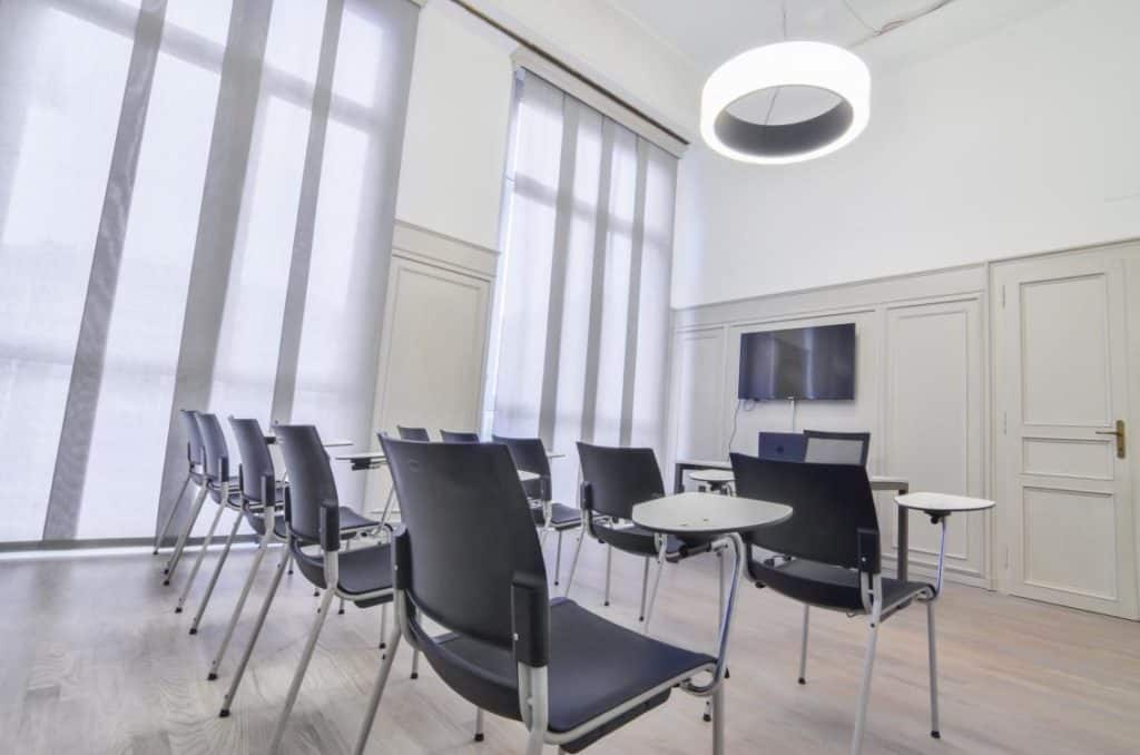 Stylish meeting room with elegant décor featuring wooden panelling, parquet floors and high ceilings.