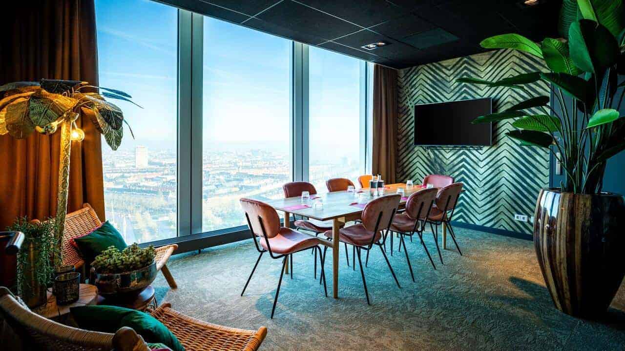 Tropical meeting room with a trendy style in Amsterdam. Venue for meetings, brainstorming or private dining.