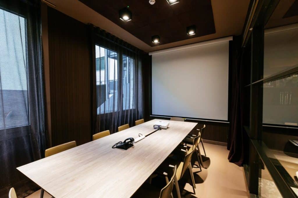 Wooden meeting space with an elegant design featuring wood panelling, concrete floors and stylish decoration.