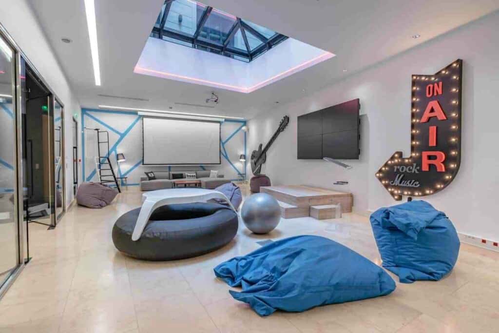 Playful room for creative encounters