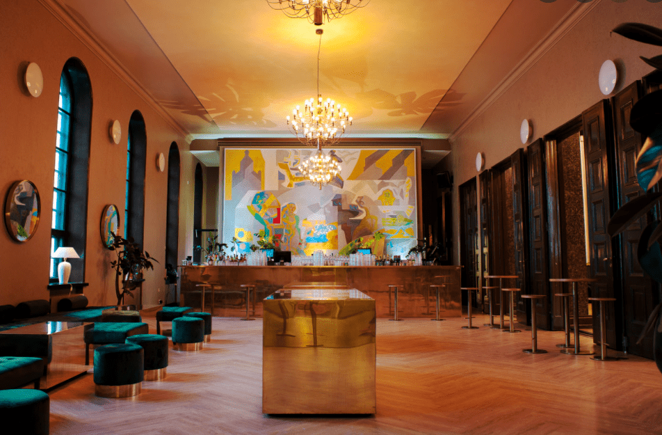 Striking venue with an eye-catching 1962 painting