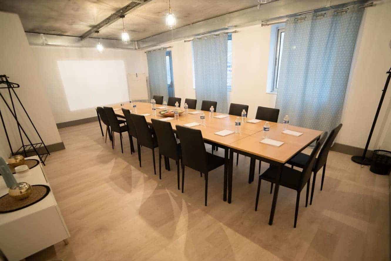 Cosy space for intimate meetings in Paris. Meeting room for brainstorming sessions, workshops or meetings.