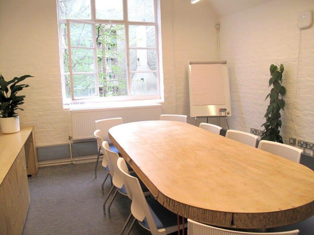 Pleasant boardroom with a vibrant atmosphere in London. Venue for meetings and private dining.