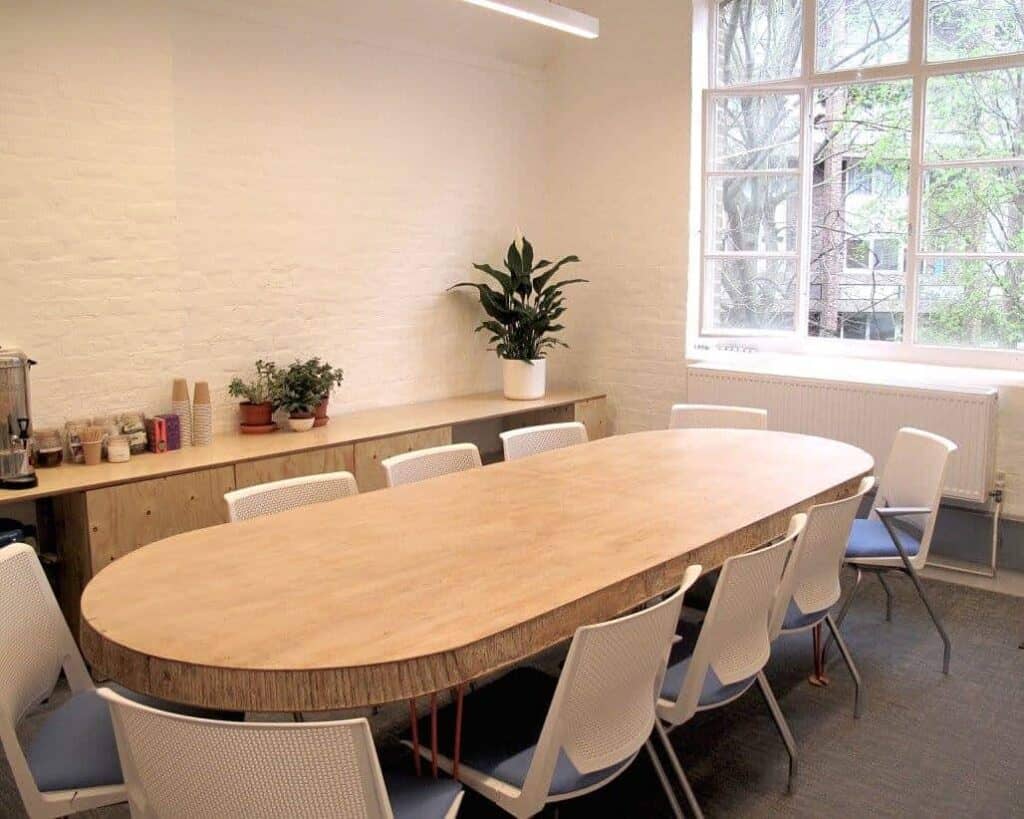 Pleasant boardroom with a vibrant atmosphere in London. Venue for meetings and private dining.