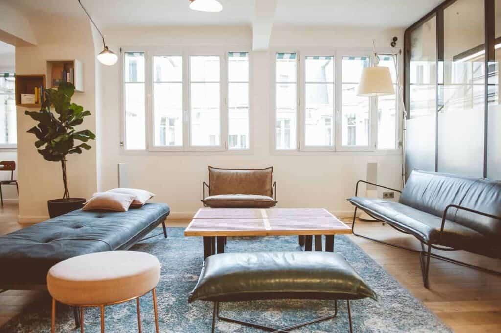 Pleasant meeting space for small groups in Paris. Venue for meetings, workshops and brainstorming sessions.